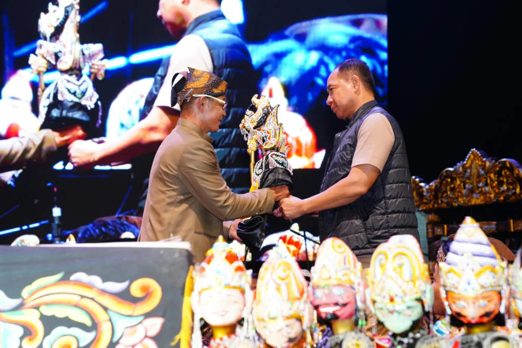 Portal Berita Indonesia dan Dunia Terkini Hari Ini, Update Harian Terbaru, Terlengkap, Tajam, Aktual dan Berimbang. Panglima TNI Hadiri Pagelaran Wayang Golek Ki Dalang Anom Kiki Mardani di Pangandaran - Teropong Rakyat