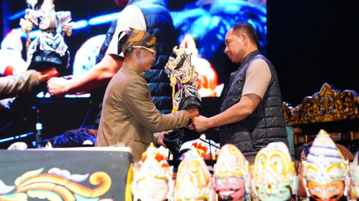 Panglima TNI Hadiri Pagelaran Wayang Golek Ki Dalang Anom Kiki Mardani di Pangandaran