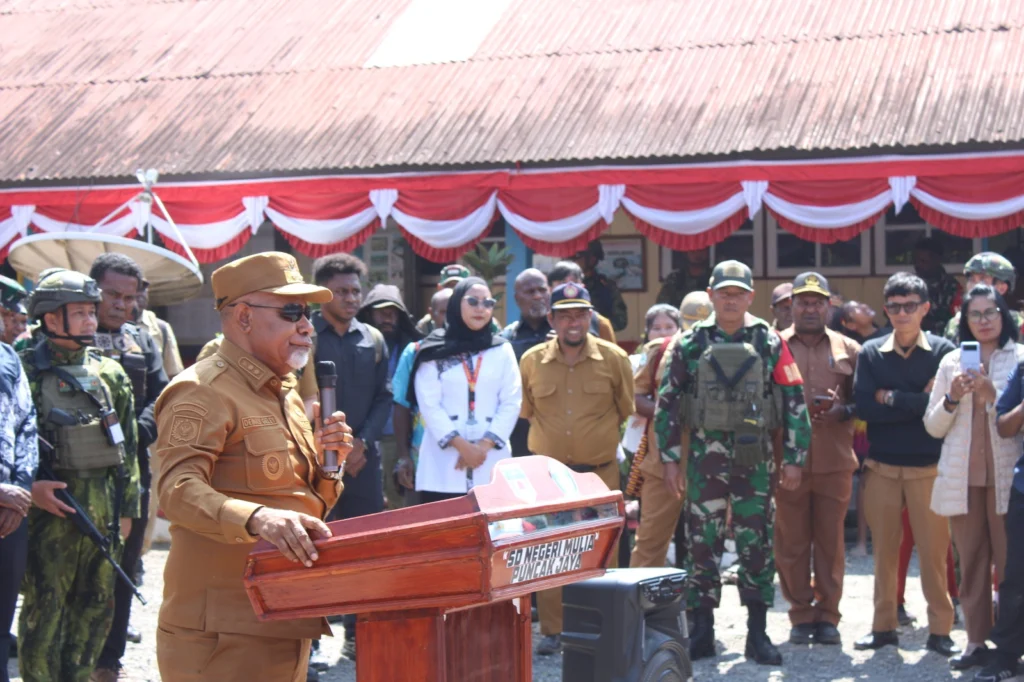 Kodim 1714/PJ dan Polri Kawal Wakil Gubernur Papua Tengah Tinjau Pembangunan Sekolah dan Serahkan Bantuan - Teropong Rakyat