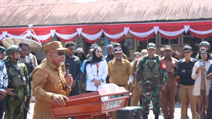 Portal Berita Indonesia dan Dunia Terkini Hari Ini, Update Harian Terbaru, Terlengkap, Tajam, Aktual dan Berimbang. Kodim 1714/PJ dan Polri Kawal Wakil Gubernur Papua Tengah Tinjau Pembangunan Sekolah dan Serahkan Bantuan