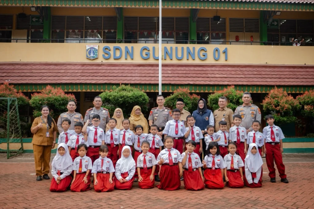 Portal Berita Indonesia dan Dunia Terkini Hari Ini, Update Harian Terbaru, Terlengkap, Tajam, Aktual dan Berimbang. Sambangi SDN Gunung 01, Kapolda Metro Jaya Ajak Siswa Biasakan Tertib dan Saling Peduli - Teropong Rakyat