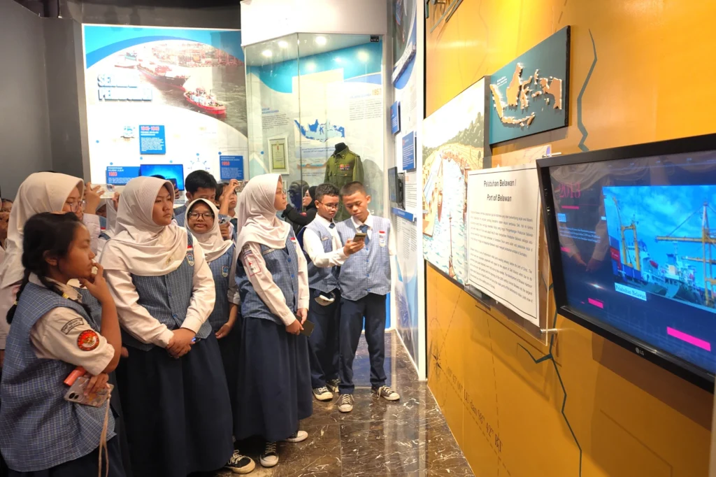 Pelindo Ajak Siswa SMPN 129 Jakarta Mengenalkan Dunia Kemaritiman - Teropong Rakyat