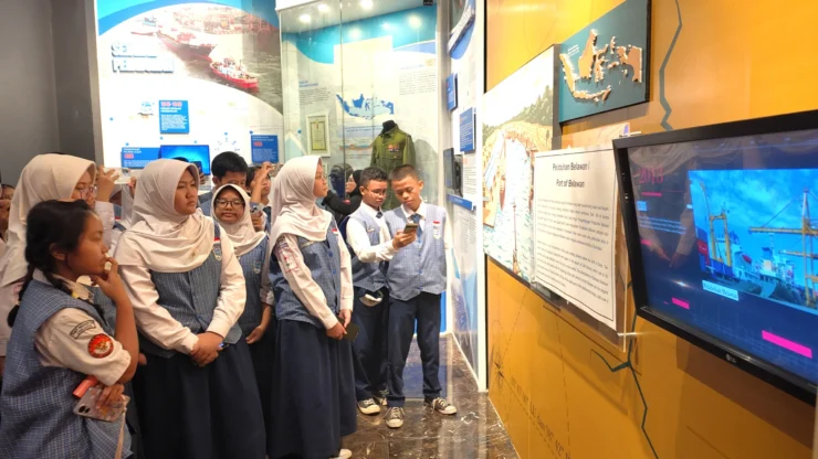 Pelindo Ajak Siswa SMPN 129 Jakarta Mengenalkan Dunia Kemaritiman