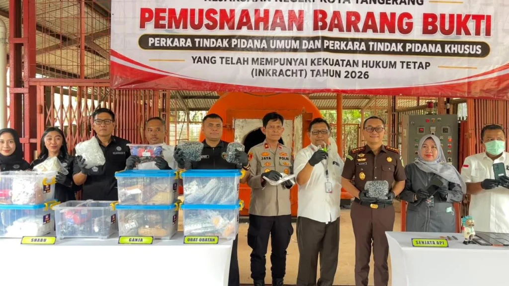 Kejari Kota Tangerang Musnahkan BB 210 Perkara, Pidum Dan Pidsus - Teropong Rakyat