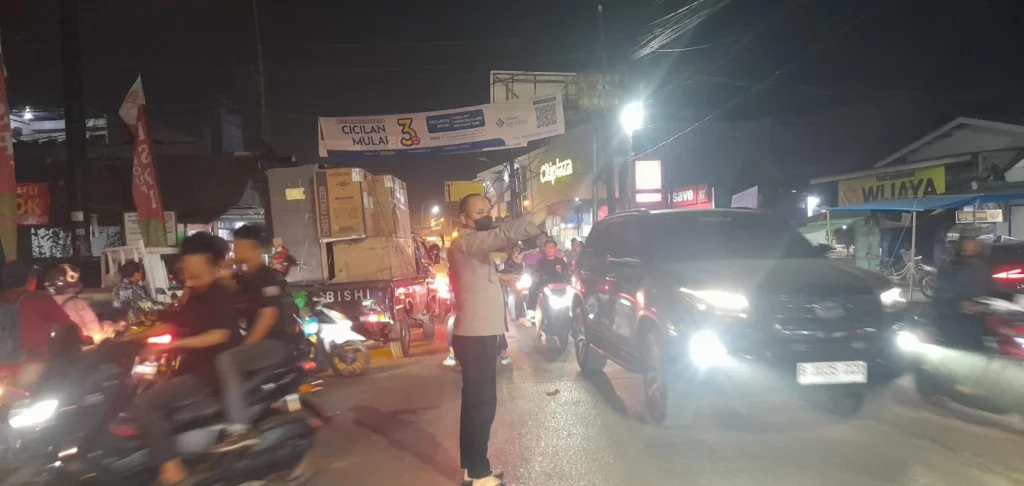 Portal Berita Indonesia dan Dunia Terkini Hari Ini, Update Harian Terbaru, Terlengkap, Tajam, Aktual dan Berimbang. Salut! Aipda Agus Bhabinkamtibmas Kutabaru Turun Langsung Atur Lalin, Urai Kemacetan Sore - Teropong Rakyat