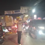 Salut! Aipda Agus Bhabinkamtibmas Kutabaru Turun Langsung Atur Lalin, Urai Kemacetan Sore - Teropong Rakyat