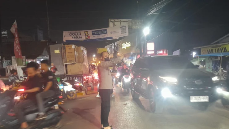 Salut! Aipda Agus Bhabinkamtibmas Kutabaru Turun Langsung Atur Lalin, Urai Kemacetan Sore