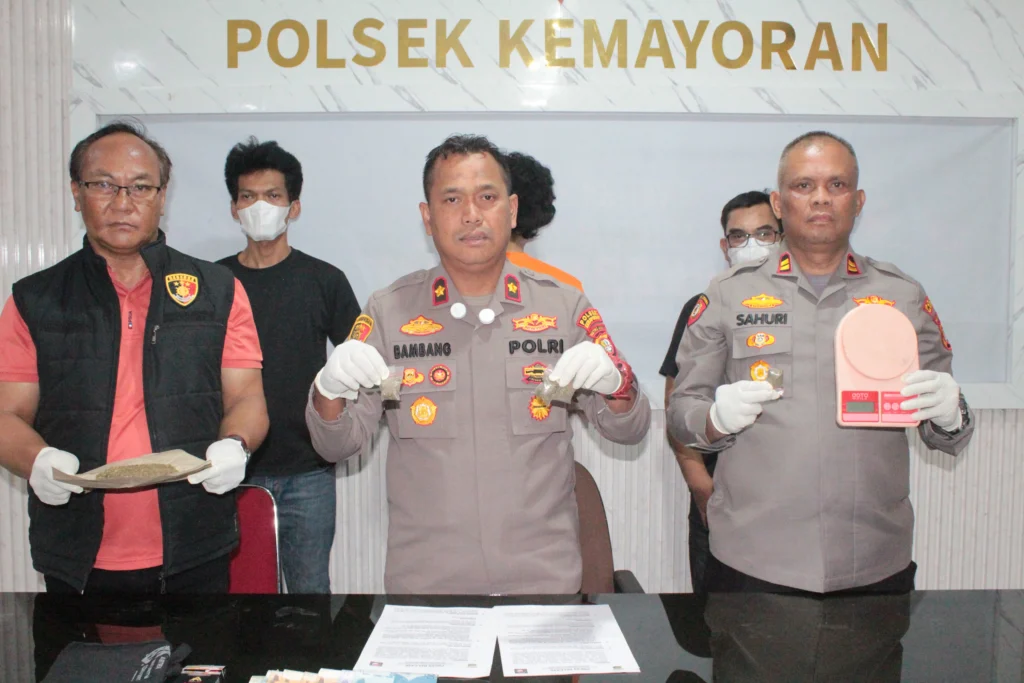 Portal Berita Indonesia dan Dunia Terkini Hari Ini, Update Harian Terbaru, Terlengkap, Tajam, Aktual dan Berimbang. Polsek Kemayoran Ungkap Dugaan Peredaran Ganja, 43 Paket Barang Bukti Diamankan - Teropong Rakyat