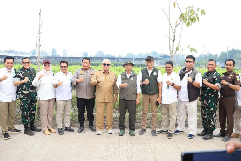 Portal Berita Indonesia dan Dunia Terkini Hari Ini, Update Harian Terbaru, Terlengkap, Tajam, Aktual dan Berimbang. Danlanud Sjamsudin Noor Dampingi Menhut RI Tinjau Hutan Lindung Liang Anggang, Perkuat Sinergi Penanganan Karhutla - Teropong Rakyat