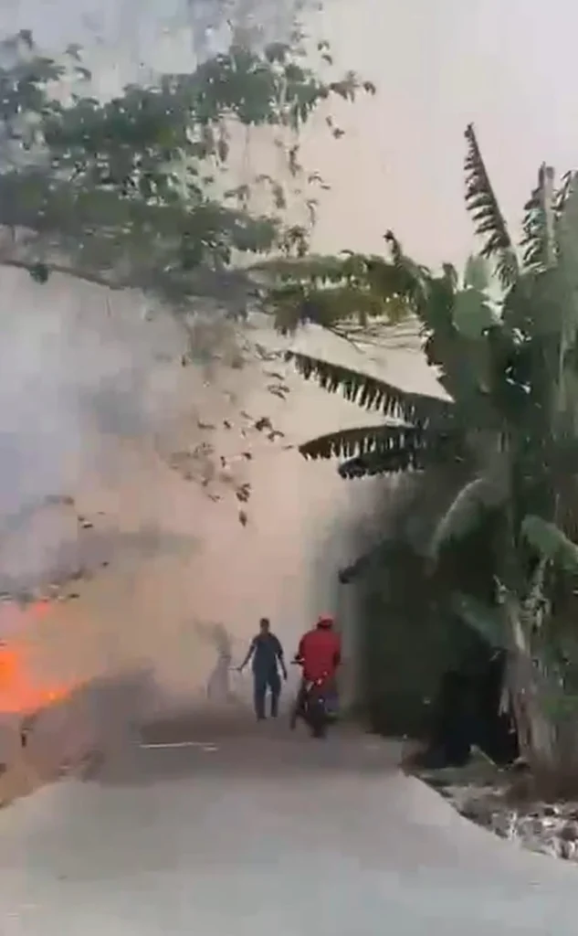 Kebakaran Lahan Sawah Kering di Lubang Buaya, Setu, Kabupaten Bekasi, Hanguskan Area Diperkirakan Hampir 5 Hektare - Teropong Rakyat