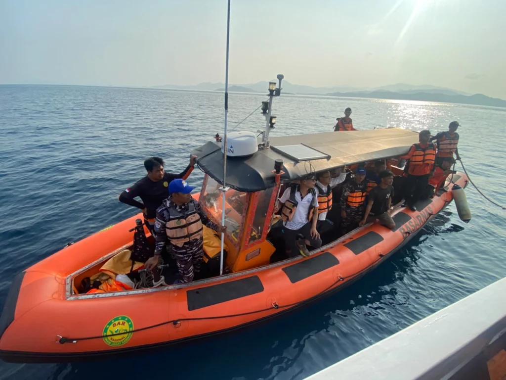 KM Wisata Feronia Tenggelam di Perairan Pulau Tatawa Labuan Bajo, 29 Orang Dievakuasi, 1 Masih Dicari - Teropong Rakyat