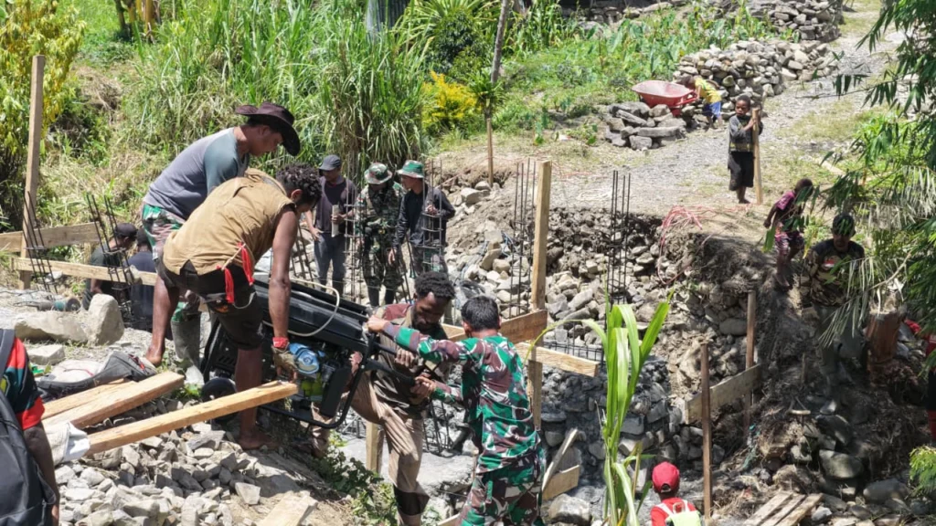 Portal Berita Indonesia dan Dunia Terkini Hari Ini, Update Harian Terbaru, Terlengkap, Tajam, Aktual dan Berimbang. Kodim 1714/PJ Rampungkan Jembatan Beton Merah Putih Tahap VII di Kampung Kulok Enggame - Teropong Rakyat