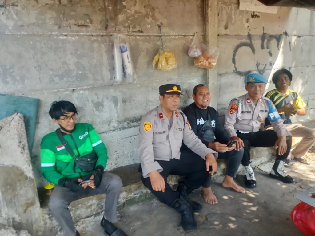 Portal Berita Indonesia dan Dunia Terkini Hari Ini, Update Harian Terbaru, Terlengkap, Tajam, Aktual dan Berimbang. Jaga Jakarta On The Spot di Pelabuhan Muara Baru, Polri Ajak Ojol dan Buruh Pelabuhan Jaga Kamtibmas Tetap Kondusif - Teropong Rakyat