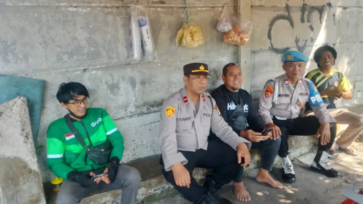 Portal Berita Indonesia dan Dunia Terkini Hari Ini, Update Harian Terbaru, Terlengkap, Tajam, Aktual dan Berimbang. Jaga Jakarta On The Spot di Pelabuhan Muara Baru, Polri Ajak Ojol dan Buruh Pelabuhan Jaga Kamtibmas Tetap Kondusif