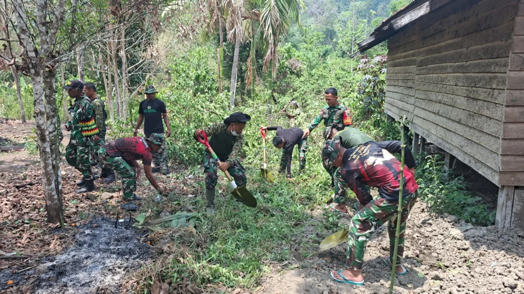 Gotong Royong, Anggota Kodim 1808/Mansel Bersama Masyarakat Bersihkan Lokasi Pembangunan MCK - Teropong Rakyat