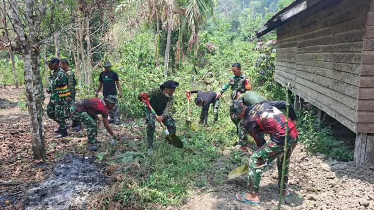 Gotong Royong, Anggota Kodim 1808/Mansel Bersama Masyarakat Bersihkan Lokasi Pembangunan MCK