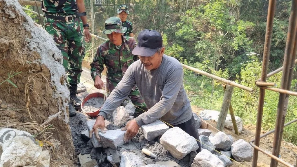 Pak Darto dan Satgas TMMD 130 Ukir Karya di Lereng Desa Taji - Teropong Rakyat