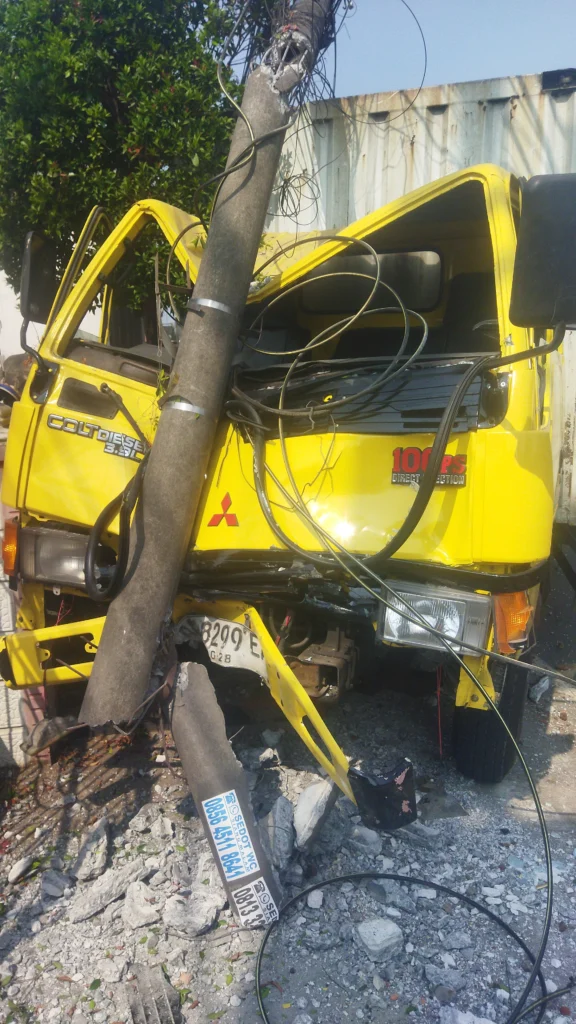 Portal Berita Indonesia dan Dunia Terkini Hari Ini, Update Harian Terbaru, Terlengkap, Tajam, Aktual dan Berimbang. Motor Belok Kanan, Truk Box Hantam Tiang Listrik di Jatikerto Malang - Teropong Rakyat