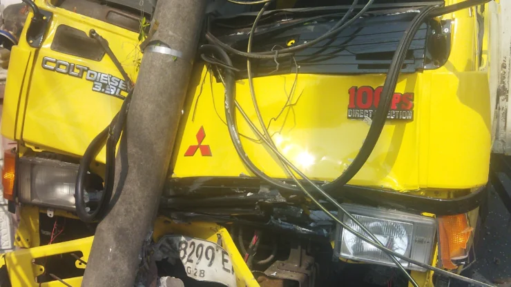 Motor Belok Kanan, Truk Box Hantam Tiang Listrik di Jatikerto Malang