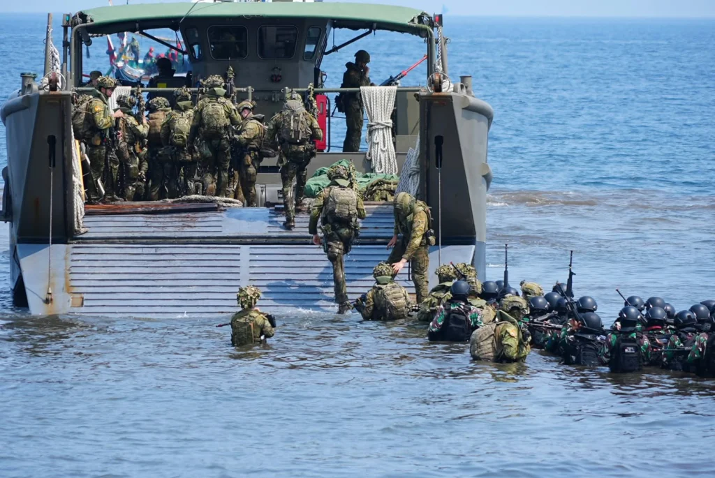Jelang Demo Pendaratan Amfibi, TNI–ADF Mantapkan Latihan di Pantai Banongan - Teropong Rakyat