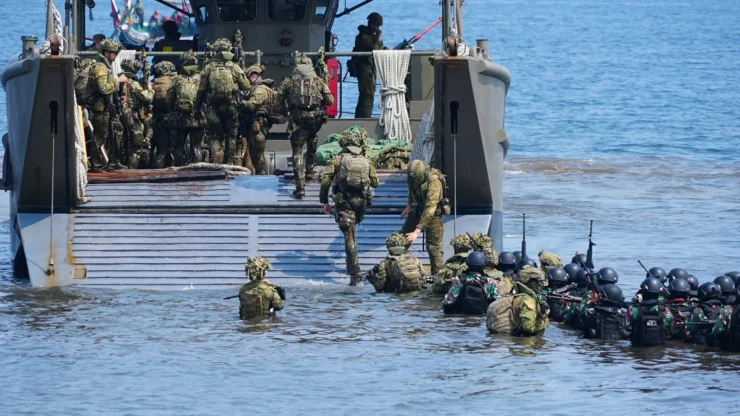 Portal Berita Indonesia dan Dunia Terkini Hari Ini, Update Harian Terbaru, Terlengkap, Tajam, Aktual dan Berimbang. Jelang Demo Pendaratan Amfibi, TNI–ADF Mantapkan Latihan di Pantai Banongan