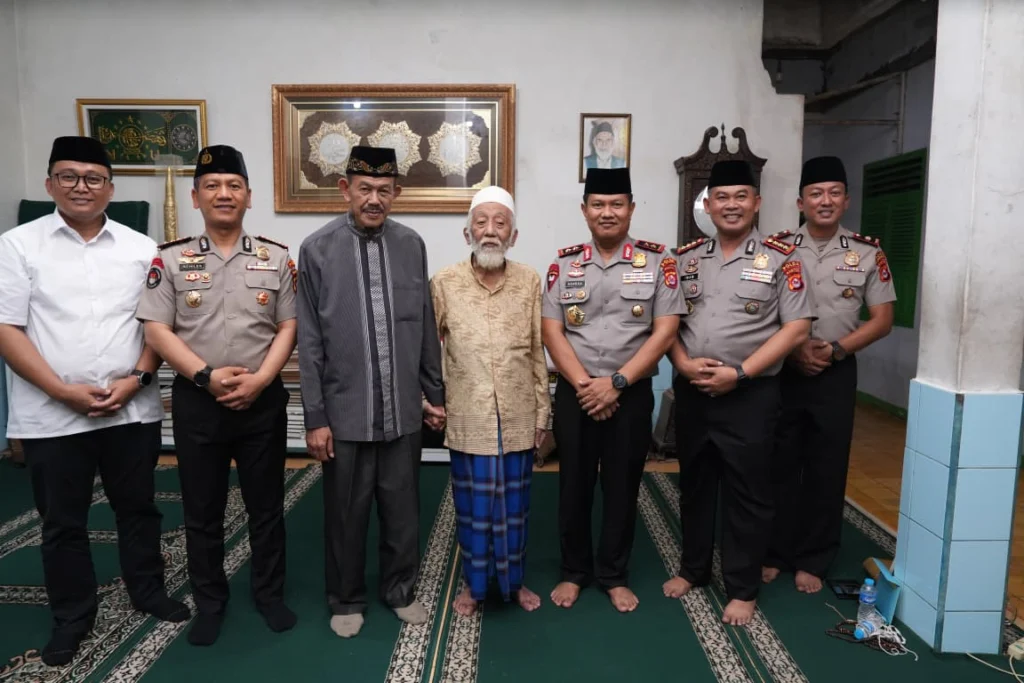 Portal Berita Indonesia dan Dunia Terkini Hari Ini, Update Harian Terbaru, Terlengkap, Tajam, Aktual dan Berimbang. Perkuat Sinergi Ulama dan Polri, Kapolda Banten Silaturahmi dengan Ulama Besar Banten - Teropong Rakyat