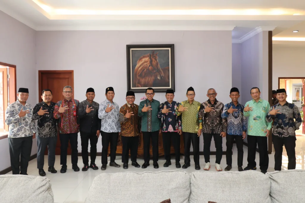 Portal Berita Indonesia dan Dunia Terkini Hari Ini, Update Harian Terbaru, Terlengkap, Tajam, Aktual dan Berimbang. Wali Kota Batu Siap Dukung Pengembangan Fasilitas SDIT LDII - Teropong Rakyat