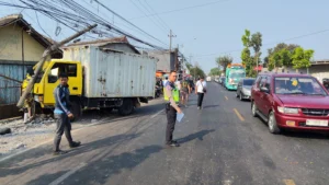 Portal Berita Indonesia dan Dunia Terkini Hari Ini, Update Harian Terbaru, Terlengkap, Tajam, Aktual dan Berimbang. Motor Belok Kanan, Truk Box Hantam Tiang Listrik di Jatikerto Malang - Teropong Rakyat
