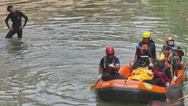 Tim SAR Gabungan Temukan Korban Tenggelam di Sungai Cicatih Sukabumi, Dievakuasi ke RSUD Sekarwangi