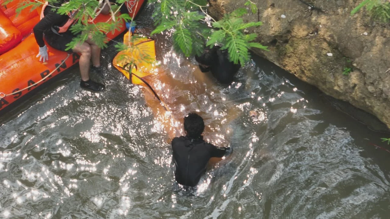 Portal Berita Indonesia dan Dunia Terkini Hari Ini, Update Harian Terbaru, Terlengkap, Tajam, Aktual dan Berimbang. Tim SAR Gabungan Temukan Korban Tenggelam di Sungai Cicatih Sukabumi, Dievakuasi ke RSUD Sekarwangi - Teropong Rakyat
