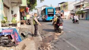 Portal Berita Indonesia dan Dunia Terkini Hari Ini, Update Harian Terbaru, Terlengkap, Tajam, Aktual dan Berimbang. Tabrakan Avanza dan Ertiga di Dau Malang, Dua Pengemudi Dilarikan ke RS UMM - Teropong Rakyat