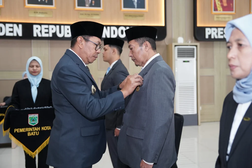 Portal Berita Indonesia dan Dunia Terkini Hari Ini, Update Harian Terbaru, Terlengkap, Tajam, Aktual dan Berimbang. Wali Kota Batu: Penghargaan Harus Dibayar dengan Pengabdian Nyata - Teropong Rakyat