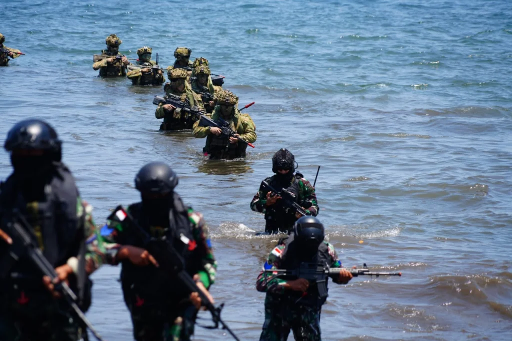 Portal Berita Indonesia dan Dunia Terkini Hari Ini, Update Harian Terbaru, Terlengkap, Tajam, Aktual dan Berimbang. TNI–ADF Padukan Kekuatan Laut dan Udara dalam Demo Pendaratan Amfibi Keris Woomera 2026 - Teropong Rakyat