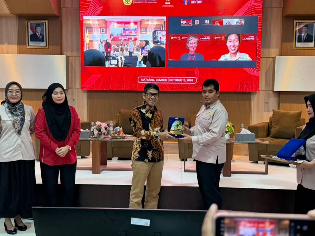 Portal Berita Indonesia dan Dunia Terkini Hari Ini, Update Harian Terbaru, Terlengkap, Tajam, Aktual dan Berimbang. Prof. Anang Sujoko Tantang Dominasi Teori Komunikasi Barat, Dorong Perspektif Asia - Teropong Rakyat