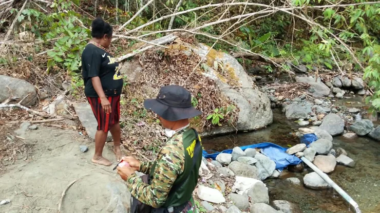 DUKUNG KETERSEDIAAN AIR BERSIH, SATGAS TMMD KE-130 KODIM 1808/MANSEL LAKSANAKAN PENGECEKAN DAN PENYIAPAN PIPANISASI DI KAMPUNG YAMBOI