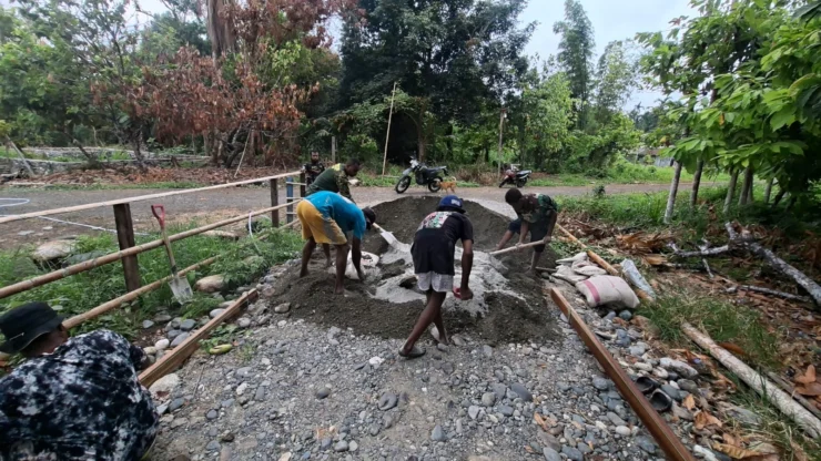 Portal Berita Indonesia dan Dunia Terkini Hari Ini, Update Harian Terbaru, Terlengkap, Tajam, Aktual dan Berimbang. Bergotong Royong, Satgas TMMD ke-130 Kodim 1808/Mansel Bersama Masyarakat Membangun Jalan