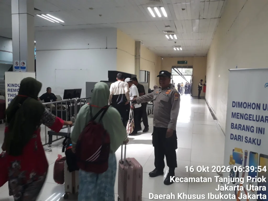 Portal Berita Indonesia dan Dunia Terkini Hari Ini, Update Harian Terbaru, Terlengkap, Tajam, Aktual dan Berimbang. Polres Pelabuhan Tanjung Priok Laksanakan Pengamanan Debarkasi KM Kelud dari Batam, 1.415 Penumpang Turun dengan Aman dan Tertib - Teropong Rakyat