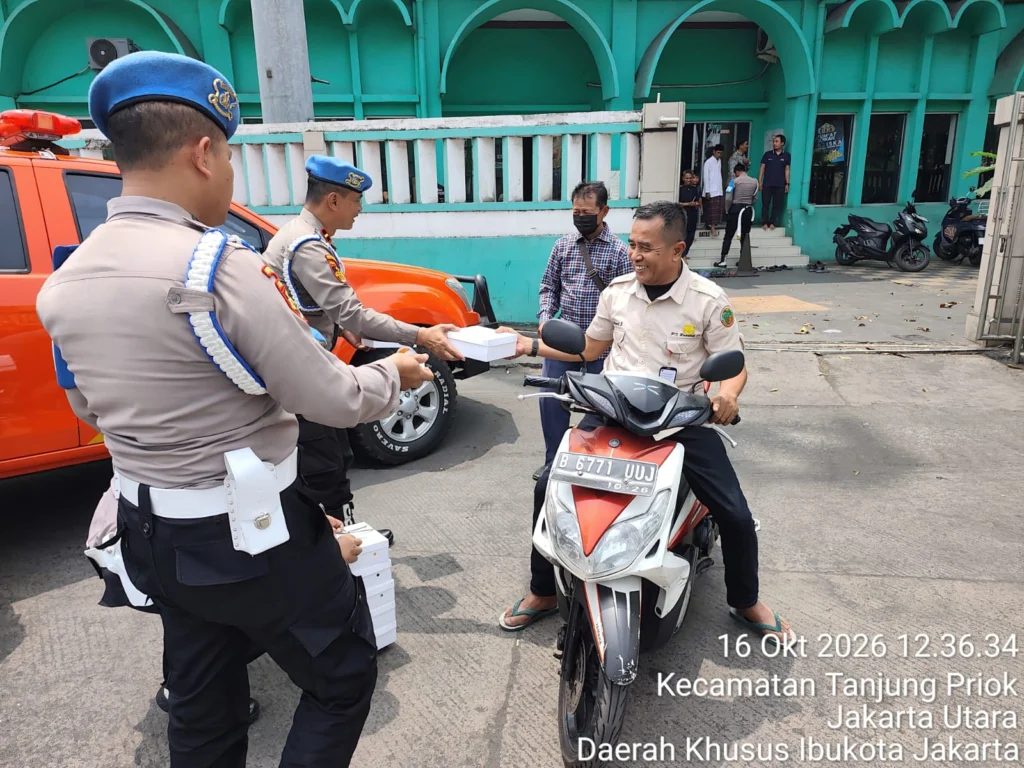 Portal Berita Indonesia dan Dunia Terkini Hari Ini, Update Harian Terbaru, Terlengkap, Tajam, Aktual dan Berimbang. Jumat Berkah, Sipropam Polres Pelabuhan Tanjung Priok Bagikan 100 Kotak Makanan kepada Masyarakat - Teropong Rakyat
