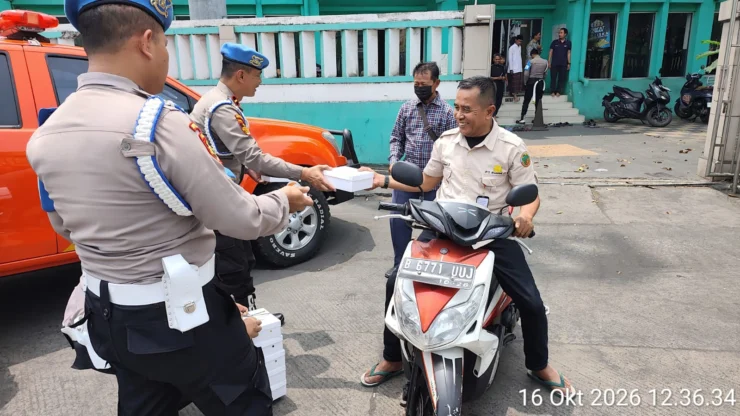 Jumat Berkah, Sipropam Polres Pelabuhan Tanjung Priok Bagikan 100 Kotak Makanan kepada Masyarakat