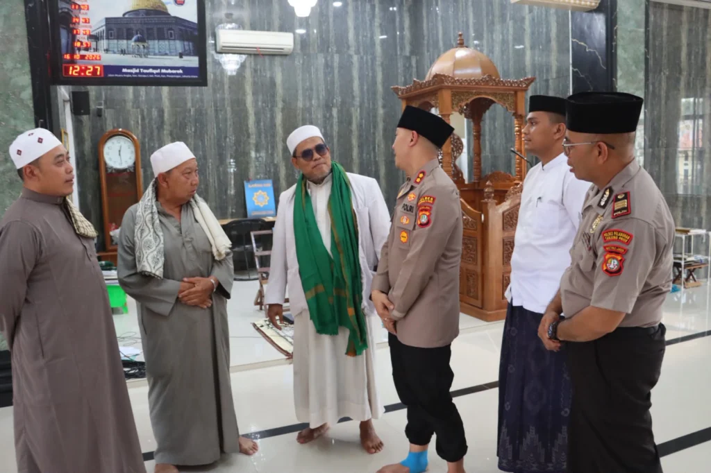 Portal Berita Indonesia dan Dunia Terkini Hari Ini, Update Harian Terbaru, Terlengkap, Tajam, Aktual dan Berimbang. Pererat Kedekatan dengan Masyarakat, Kapolres dan Wakapolres Pelabuhan Tanjung Priok Gelar Jumat Keliling di Muara Angk - Teropong Rakyat