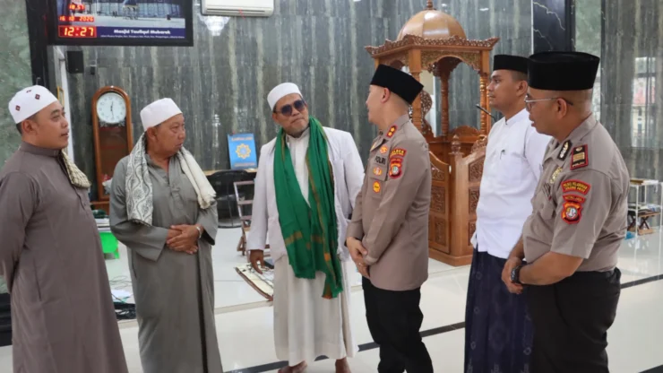 Pererat Kedekatan dengan Masyarakat, Kapolres dan Wakapolres Pelabuhan Tanjung Priok Gelar Jumat Keliling di Muara Angk
