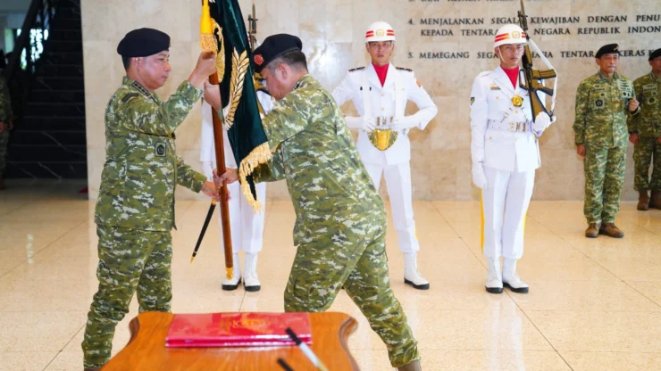 Portal Berita Indonesia dan Dunia Terkini Hari Ini, Update Harian Terbaru, Terlengkap, Tajam, Aktual dan Berimbang. Panglima TNI Pimpin Sertijab Wakil Panglima TNI dan Kasad