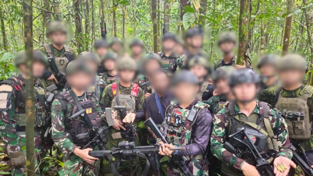 Portal Berita Indonesia dan Dunia Terkini Hari Ini, Update Harian Terbaru, Terlengkap, Tajam, Aktual dan Berimbang. Koops TNI Habema Berhasil Amankan Kembali Senjata Caracal yang Dirampas Kelompok OPM di Maybrat - Teropong Rakyat