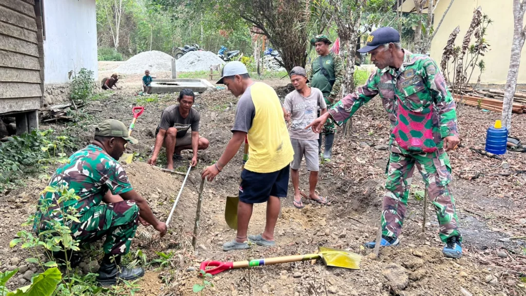 Portal Berita Indonesia dan Dunia Terkini Hari Ini, Update Harian Terbaru, Terlengkap, Tajam, Aktual dan Berimbang. Penuh Kepedulian, Satgas TMMD ke-130 Bangun Rumah Warga Kampung Yamboi - Teropong Rakyat