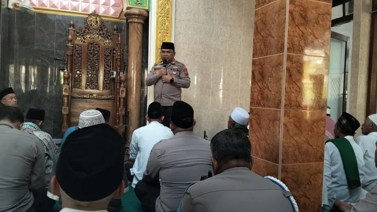 Kapolsek Pakisaji Gelar Sholat Jumat Keliling, Ajak Warga Jaga Kamtibmas