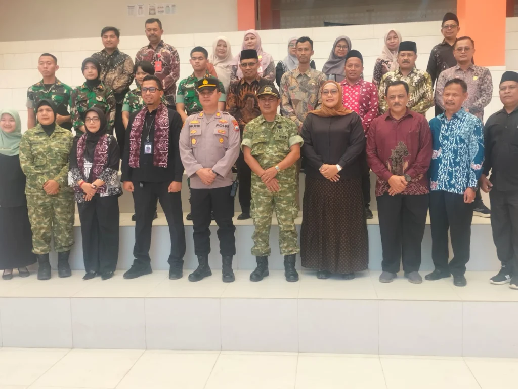 Portal Berita Indonesia dan Dunia Terkini Hari Ini, Update Harian Terbaru, Terlengkap, Tajam, Aktual dan Berimbang. Koramil Bantur Hadiri Open House Sekolah Rakyat SRT I Kabupaten Malang, Dukung Penguatan Pendidikan - Teropong Rakyat