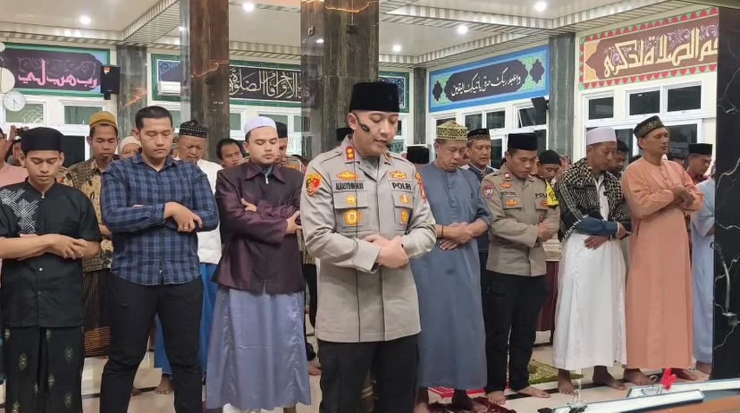 Portal Berita Indonesia dan Dunia Terkini Hari Ini, Update Harian Terbaru, Terlengkap, Tajam, Aktual dan Berimbang. Kapolres Pelabuhan Tanjung Priok Gelar Subuh Keliling di Muara Angke, Ajak Masyarakat Cegah Bullying dan Jaga Kamtibmas - Teropong Rakyat