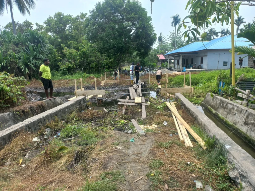 Portal Berita Indonesia dan Dunia Terkini Hari Ini, Update Harian Terbaru, Terlengkap, Tajam, Aktual dan Berimbang. Satgas TMMD ke-130 Bangun Jembatan, Permudah Akses Jalan Masyarakat - Teropong Rakyat