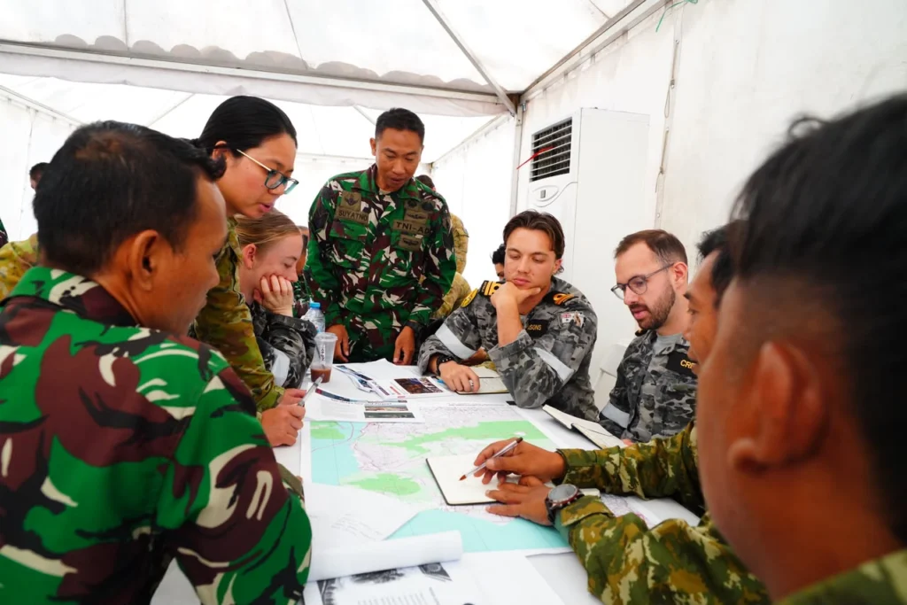 Portal Berita Indonesia dan Dunia Terkini Hari Ini, Update Harian Terbaru, Terlengkap, Tajam, Aktual dan Berimbang. TNI–ADF Gelar NEO TTX, Simulasikan Evakuasi Warga akibat Erupsi Gunung Raung - Teropong Rakyat