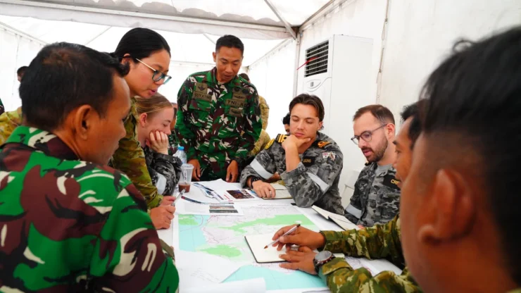Portal Berita Indonesia dan Dunia Terkini Hari Ini, Update Harian Terbaru, Terlengkap, Tajam, Aktual dan Berimbang. TNI–ADF Gelar NEO TTX, Simulasikan Evakuasi Warga akibat Erupsi Gunung Raung